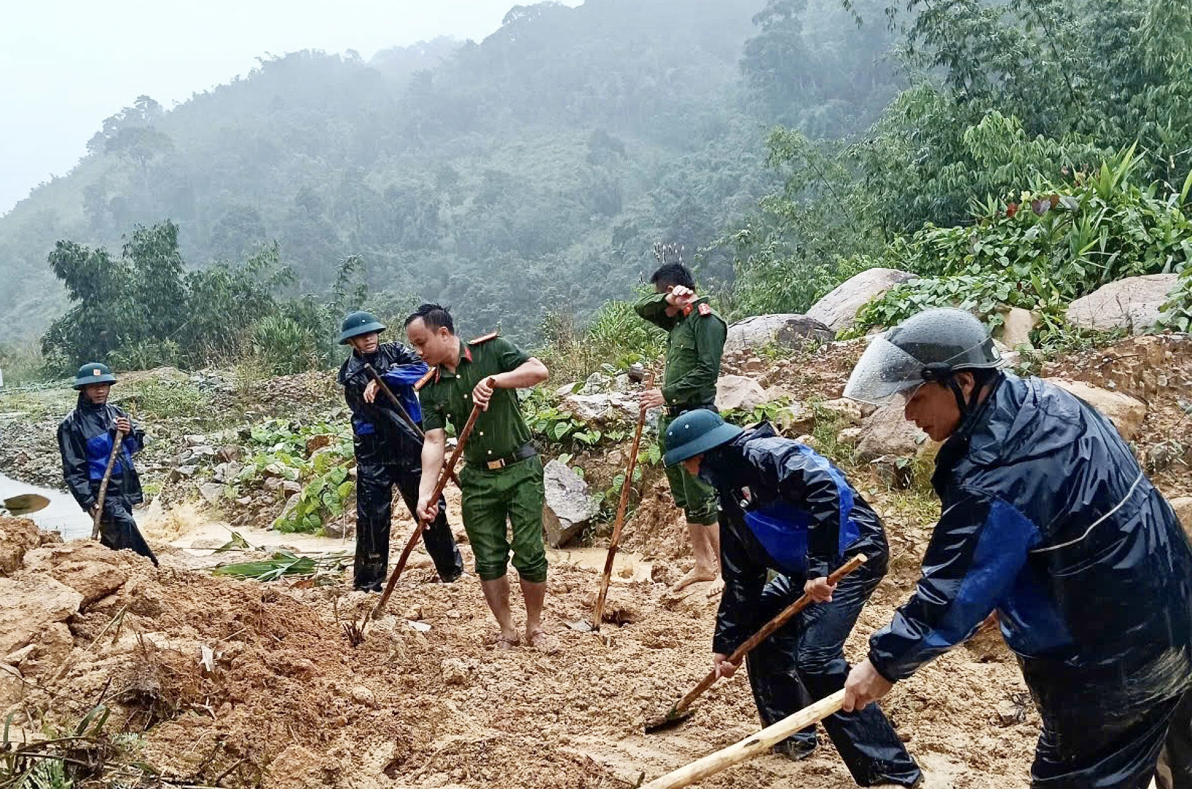 岘港公安战士全力以赴帮助滑坡和洪水地区的居民